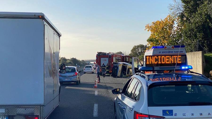 Ambulanza con paziente a bordo finisce fuori strada sulla Sassari-Alghero: 3 feriti
