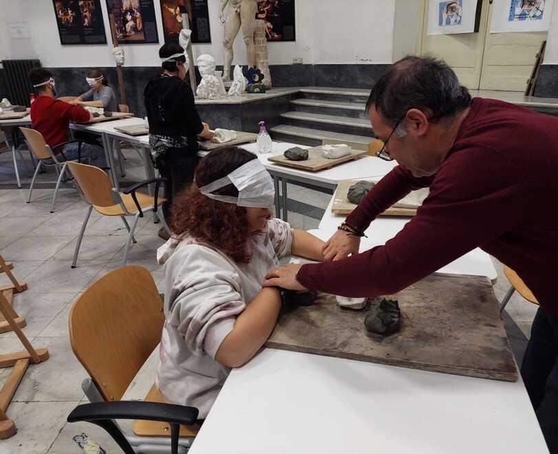Quando gli studenti disegnano bendati: al Gentileschi l’iniziativa con l'Unione Ciechi