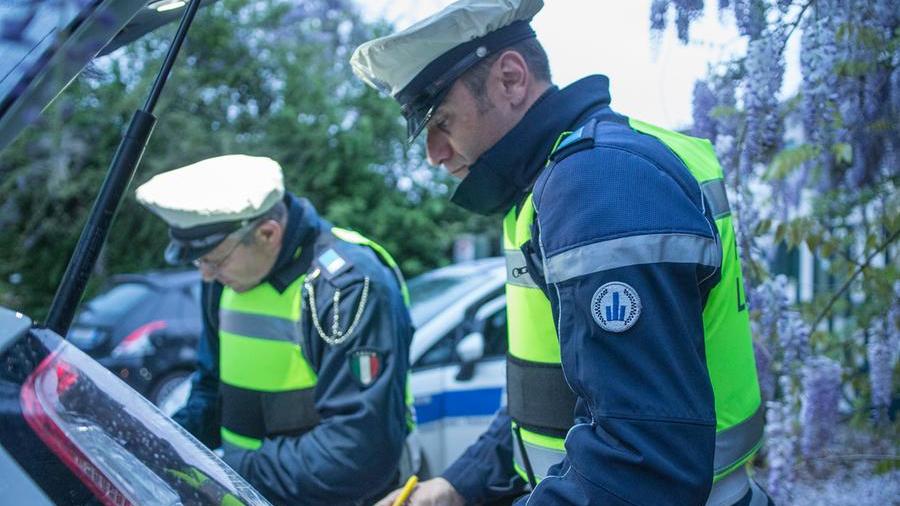 Modena, controlli nel quartiere 4: multe a negozi e per veicoli con pneumatici usurati