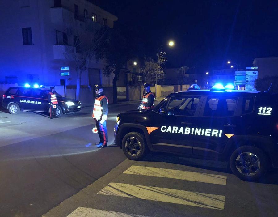 Torpè, 19enne lancia una molotov contro l’auto dei carabinieri: arrestato