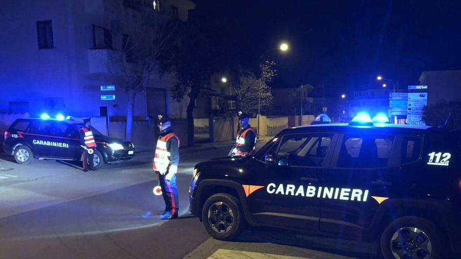 Torpè, 19enne lancia una molotov contro l’auto dei carabinieri: arrestato