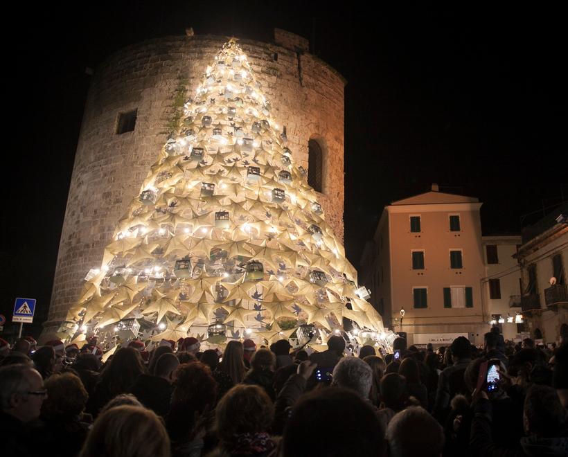 Alghero, con le luci dell’albero di Natale si accende anche il Cap d’Any