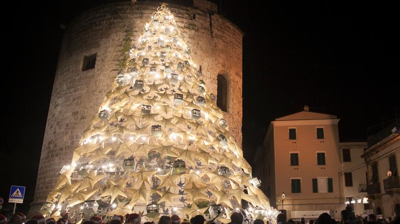 Alghero, con le luci dell’albero di Natale si accende anche il Cap d’Any