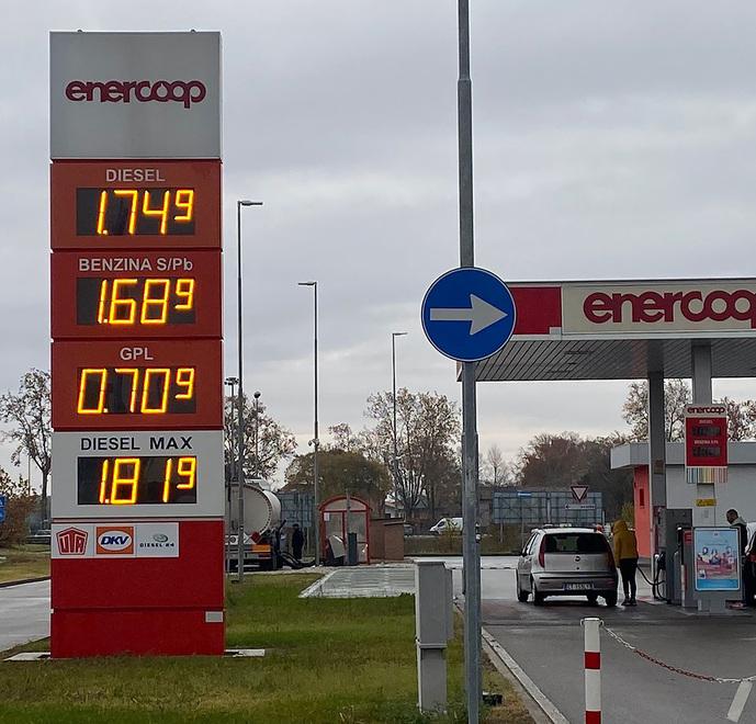 Ferrara, benzina: accise ridotte e salgono i prezzi. Un pieno costerà almeno 8 euro in più