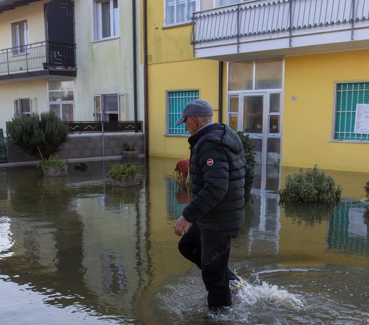 Lido Volano, il litorale è malato: operai al lavoro per cercare delle cure