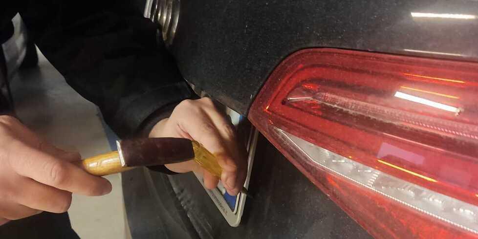 Vignola. Ladri in azione attrezzi alla mano. Spariscono le targhe dalle auto 