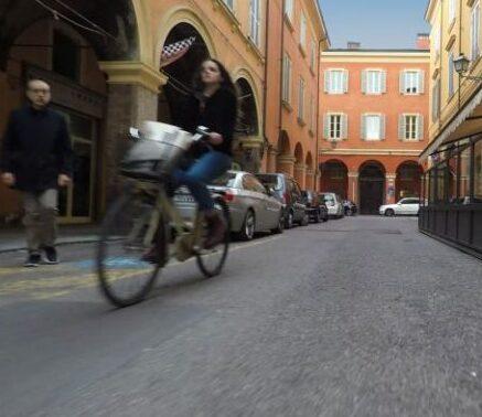 Modena «Sconti e promozioni nei negozi per chi va in centro in bicicletta» 