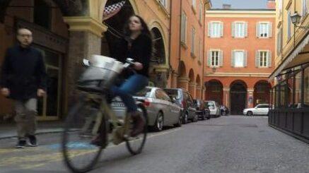 Modena «Sconti e promozioni nei negozi per chi va in centro in bicicletta» 