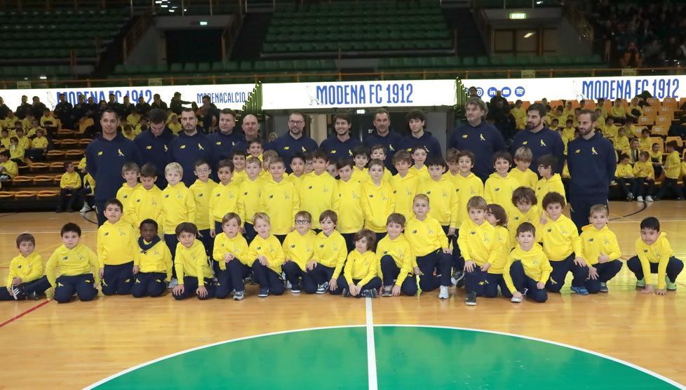 Modena calcio, che festa! La carica dei 700 baby canarini Applausi per Pergreffi &amp; C. 