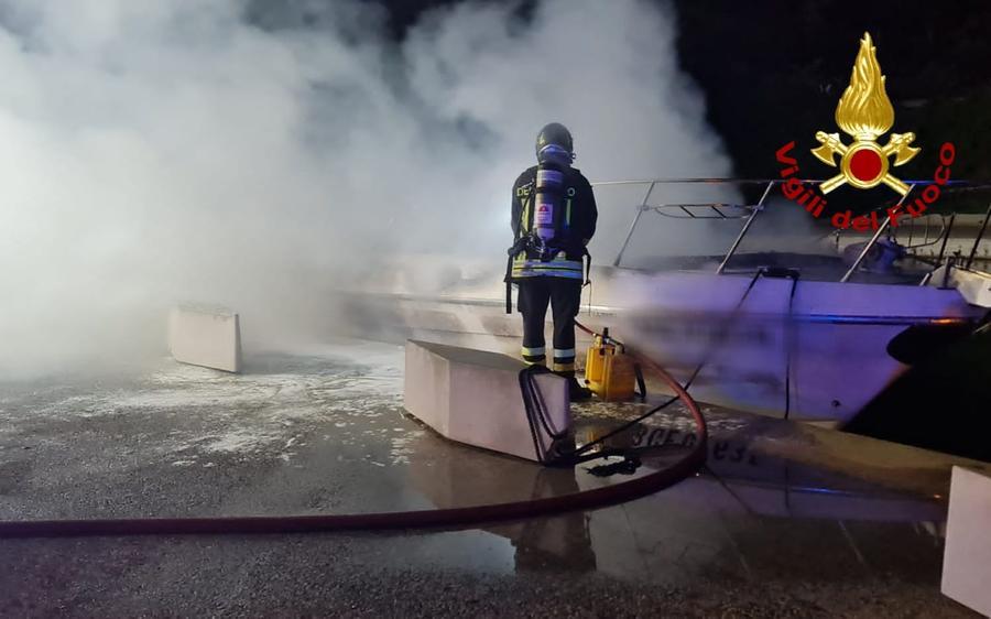 Castelsardo, cinque barche distrutte e due danneggiate da un incendio al porto