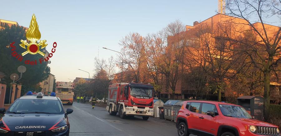 Modena, gru rischia di crollare a terra: evacuate 65 famiglie in via Sassi