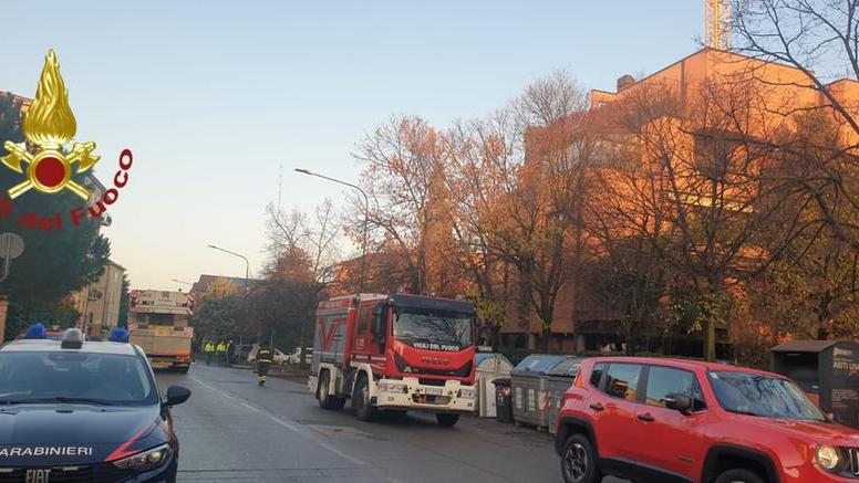 Modena, gru rischia di crollare a terra: evacuate 65 famiglie in via Sassi