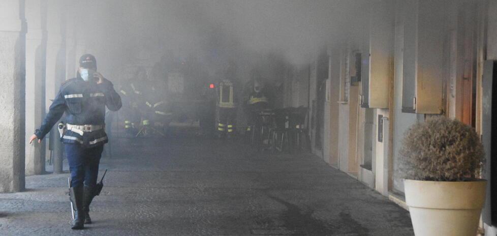 Grosseto, sotto sequestro il negozio di cappelli bruciato. E intanto parte una raccolta fondi
