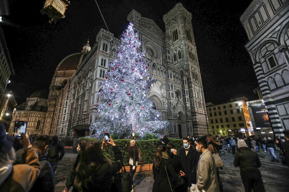 Taglio sulle luci di Natale: Firenze le accende 5 ore in meno