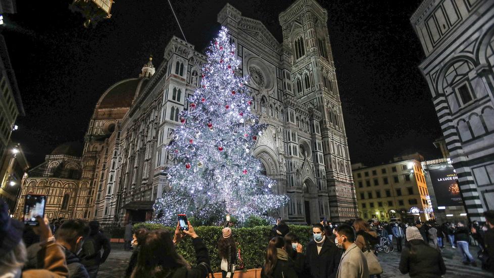 Taglio sulle luci di Natale: Firenze le accende 5 ore in meno