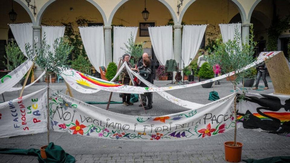 Telo di un chilometro sul fiume: evento per la pace con 300 studenti