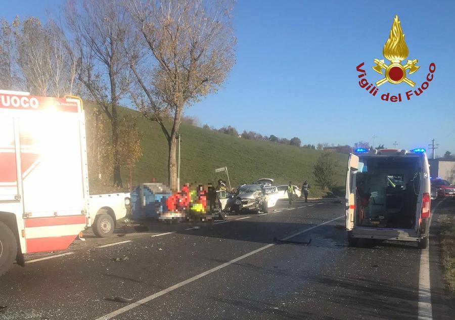 Maranello, schianto tra quattro mezzi sulla Nuova Estense: due feriti