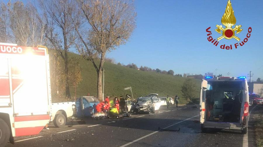Maranello, schianto tra quattro mezzi sulla Nuova Estense: due feriti