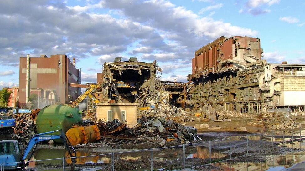 Stabilimento Jsw, giù un altro pezzo di fabbrica