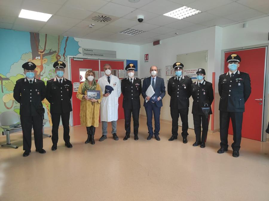 
	I carabinieri nel reparto di pediatria

