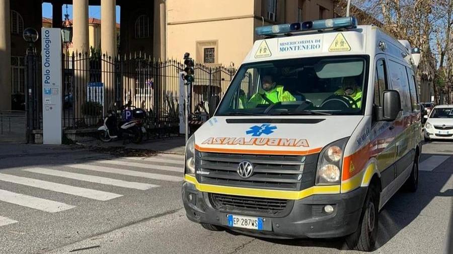 Un'ambulanza della Misericordia di Montenero (foto d'archivio)