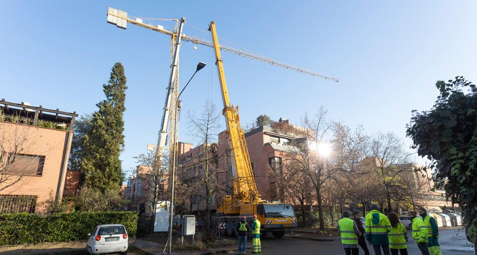 Modena. Gru rischia di crollare sulle palazzine: all’alba evacuate 65 famiglie e i negozi 