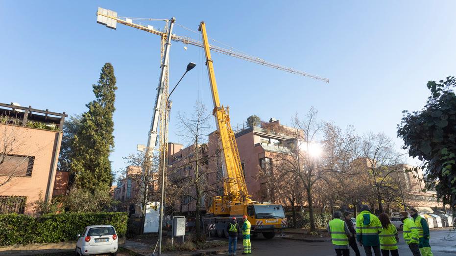 Modena. Gru rischia di crollare sulle palazzine: all’alba evacuate 65 famiglie e i negozi 