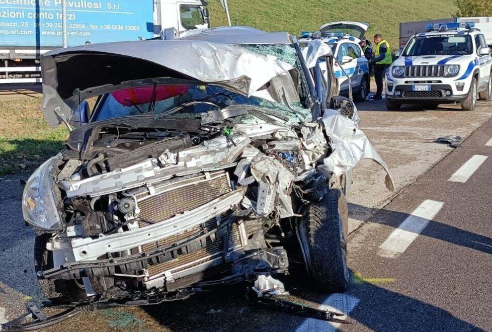 Maranello. Schianto sull’Estense: tre persone ferite E 200 litri di gasolio in strada 