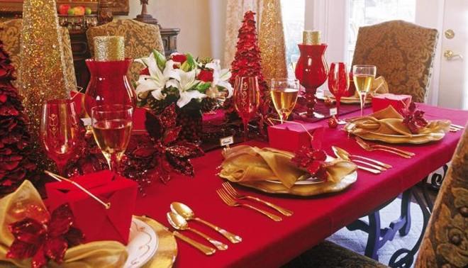 tavola imbandita per natale cenone capodanno decorazioni natalizie