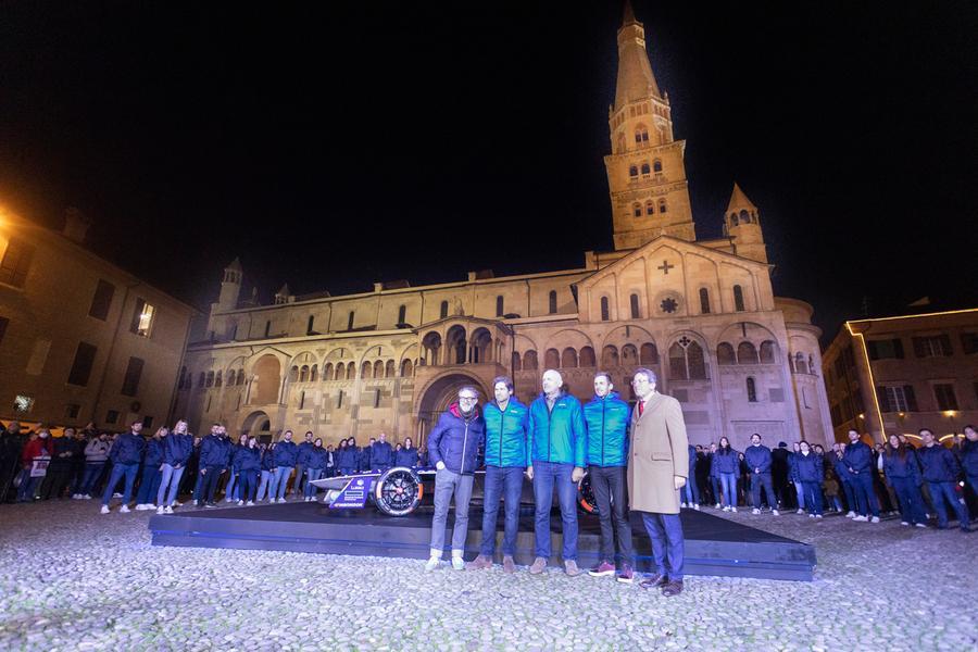 Modena, in piazza Grande svelata la Maserati MSG Racing Tipo Folgore, prima monoposto 100% elettrica