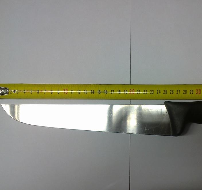 Minaccia col coltello uno studente. «Basta messaggi hard a mia sorella»