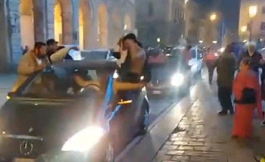 
	Tifosi marocchini su un'auto in centro

