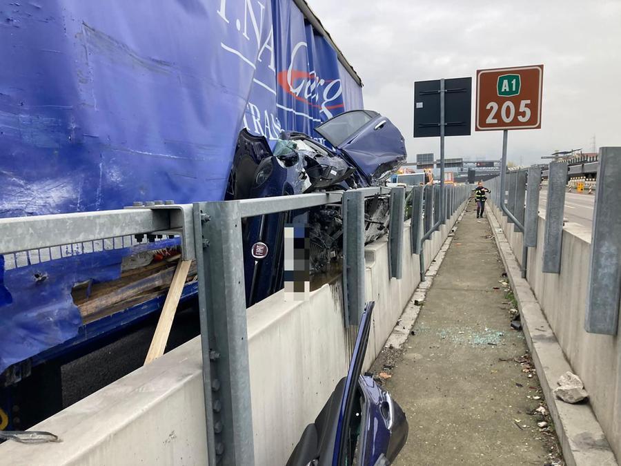 
	L'auto schiacciata tra il tir e il guardrail

