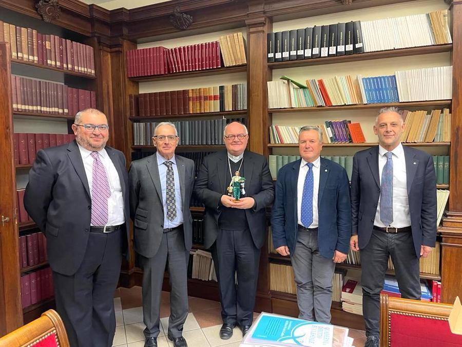 Nuova statuina per il presepe del Vescovo di Ferrara: l’operatore ecologico