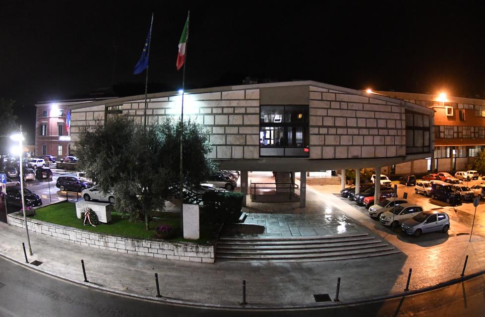 Consiglieri comunali “morosi” a Carrara, su 47 solo 10 saldano il debito