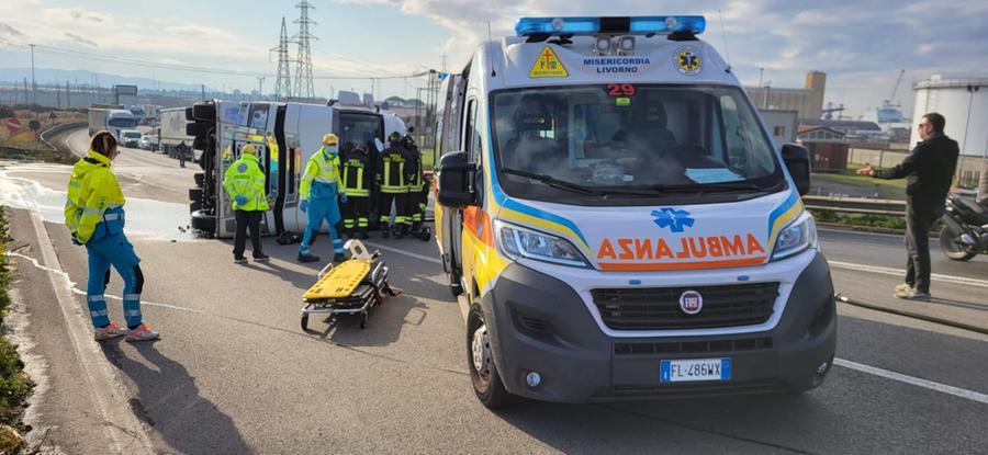 Tir si ribalta in via Leonardo Da Vinci, soccorso il conducente