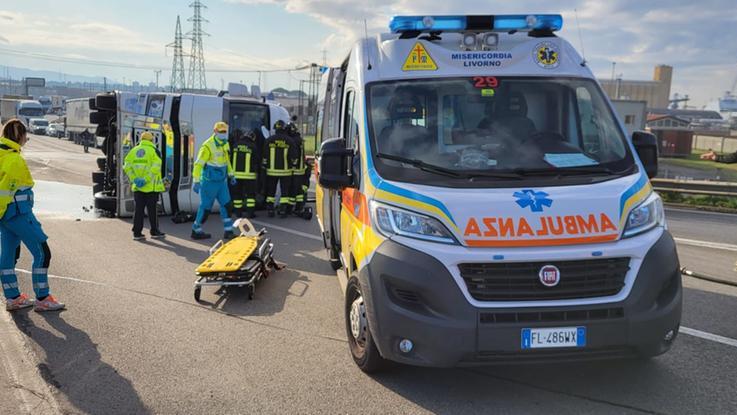 Tir si ribalta in via Leonardo Da Vinci, soccorso il conducente