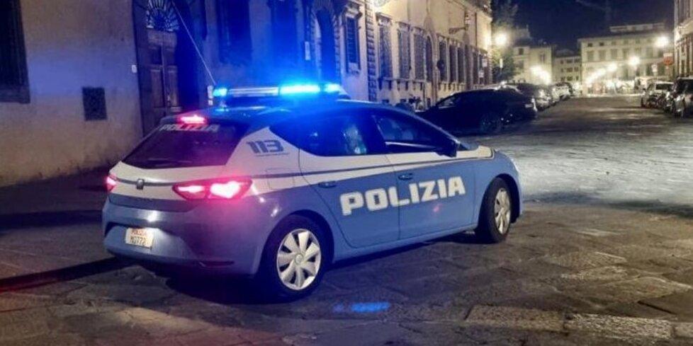 Firenze, trascinata a terra e rapinata: una volante della polizia interviene attirata dalle grida della giovane