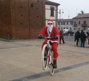 A Ferrara biciclata vestiti da Babbo Natale e fiaccolata di beneficenza