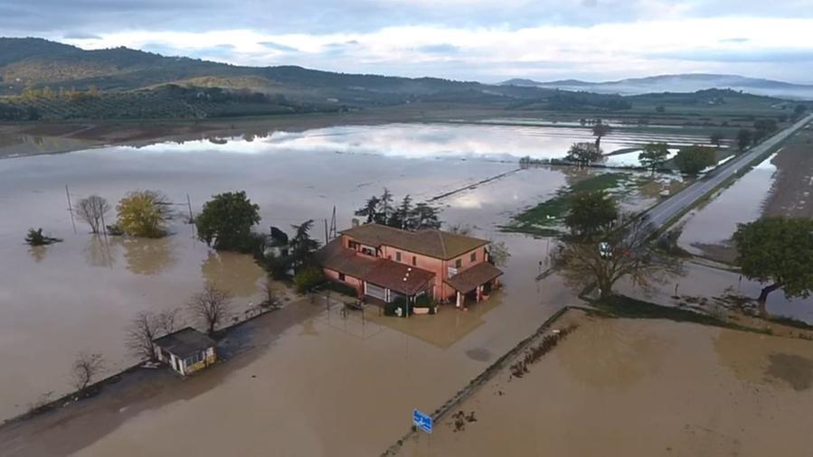 Maltempo, inondazioni nel Grossetano: ponti divelti e strade ko – Video