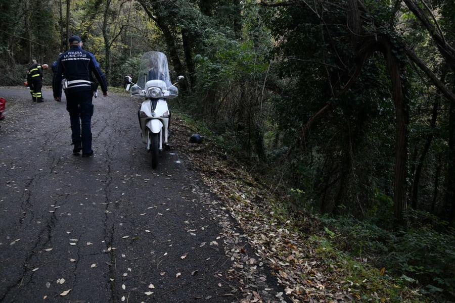 Ha un malore e finisce nella scarpata: muore a 60 anni
