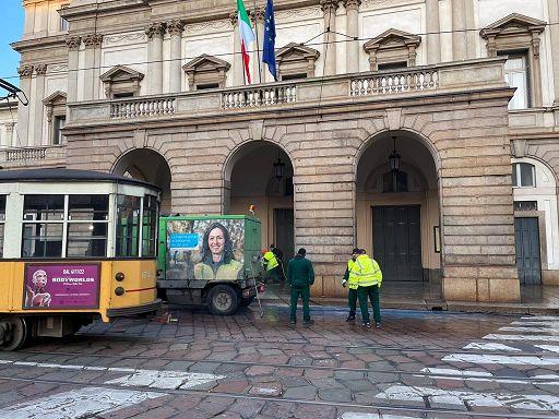 Imbrattano di vernice il teatro La Scala: cinque denunciati, uno è lucchese