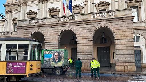 Imbrattano di vernice il teatro La Scala: cinque denunciati, uno è lucchese