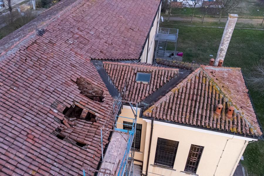 Crolla una parte del tetto delle ex scuole di Ambrogio