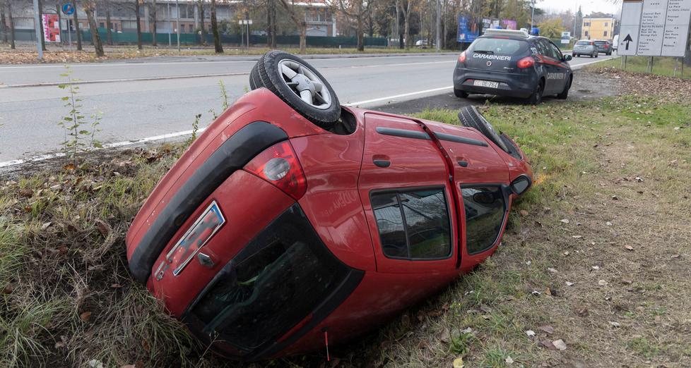 Modena Auto si cappotta sulla Nonantolana Ferita una donna 
