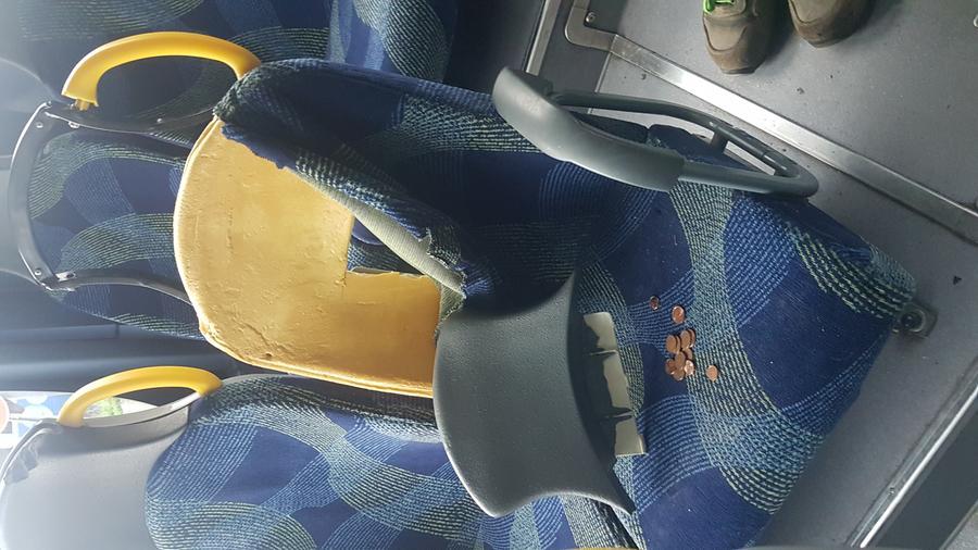 Caos sul pullman a Pontedera: «Studenti lasciati a piedi dall’autista», ma l'azienda smentisce