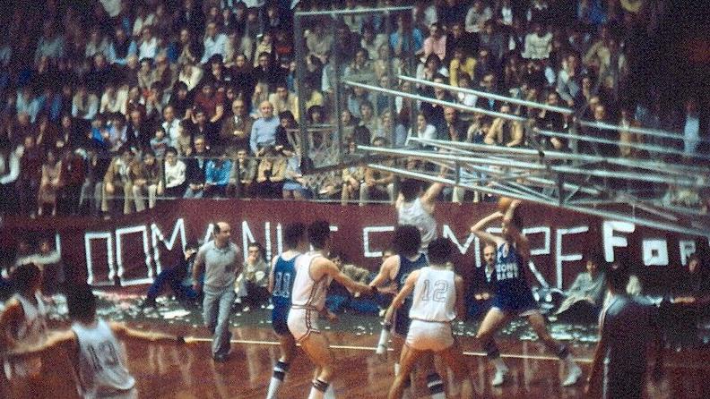Un derby dei primi anni Ottanta in via Allende con la gente anche a bordo campo