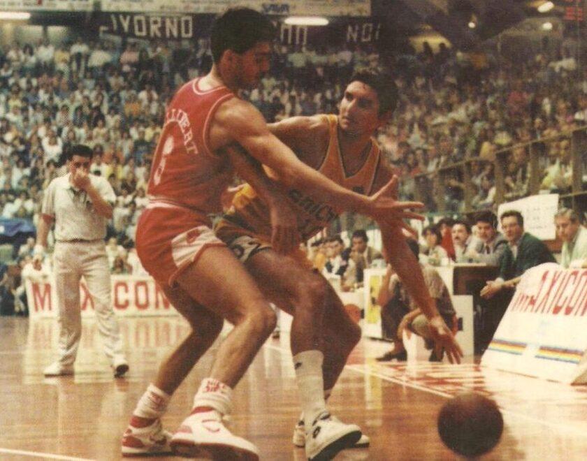 Fantozzi in palleggio contro Bonaccorsi, immagine simbolo dei derby. Sulle maglie Enichem e Allibert