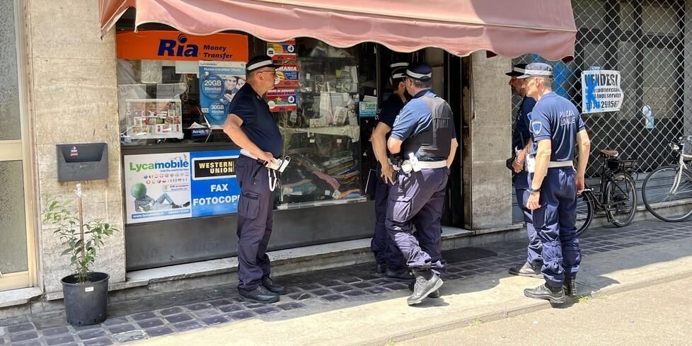 Tre ricorsi dei negozi in un giorno, ieri il Ferrara day davanti al Tar 