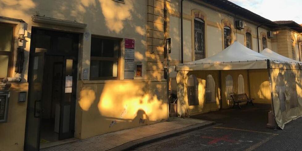 L’ingresso dell’edificio 4 dove si trovano gli ambulatori di psichiatria (foto Muzzi)